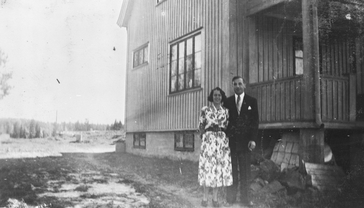 Det nye huset i Vestlivn. 8. Et par poserer foran huset.