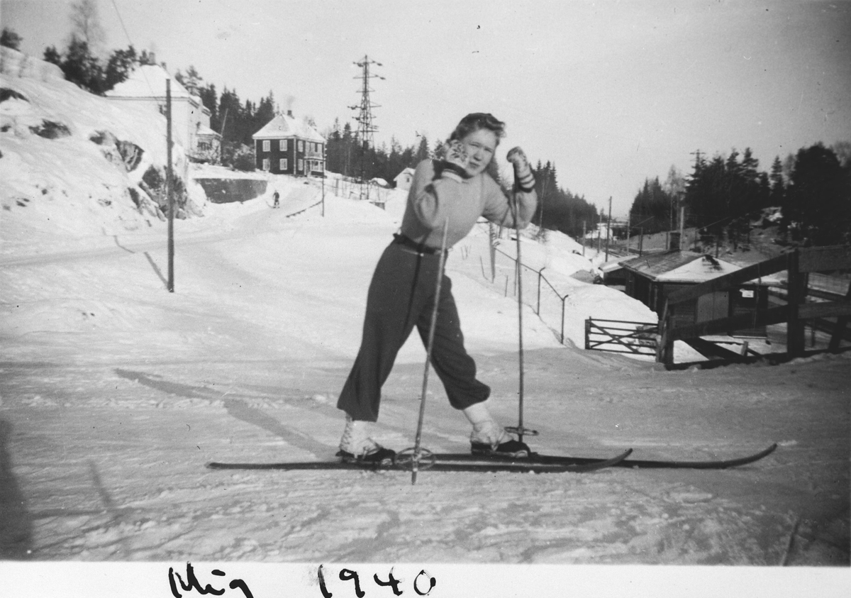 Aase Myrvold på ski ved nedgang til stasjonen.