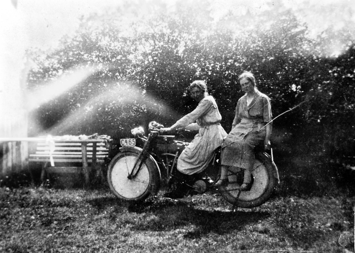 Gyda Feiring og Jenny Haugsten sitter på motorsykkel.