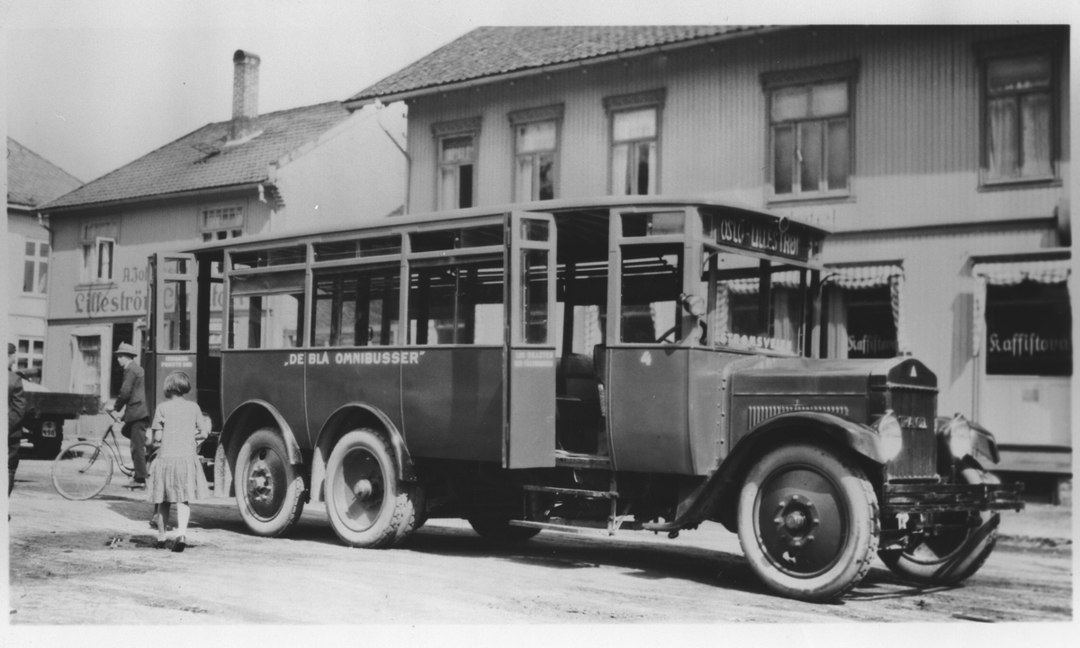 En av De blå omnibussers første busser mellom Oslo og Lillestrøm på Torvet i Lillestrøm
