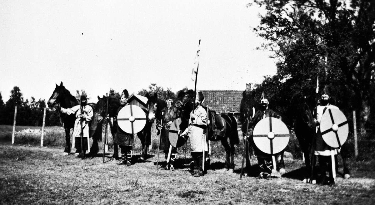 Olavspill på Huseby 1936
Bildeserie fra historisk skuespill med skuspillere og hester
