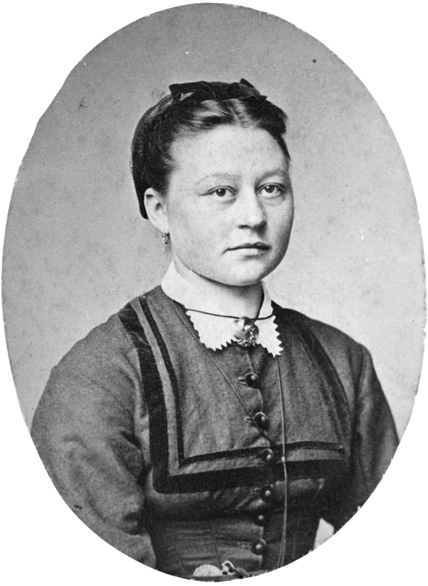 Portrett av Berte Hønsen f. Nitteberg 1853.