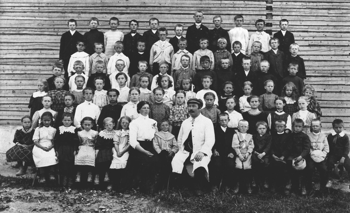 Skolebilde. Elever og lærere ved høyenhall skole i Gjerdrum, 1910. Lærerne var Anne og Martin Wulfhoft ansatt i 1910 og 1912.