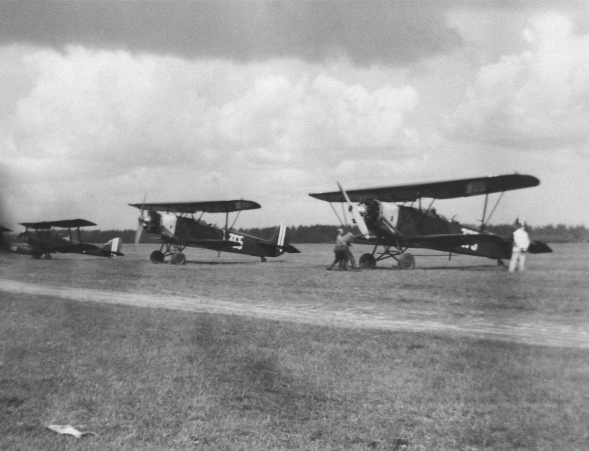 Fly parkert på Gardermoen. Flyet til venstre er en de Havilland Tiger Moth, de to andre er Fokker C.V.D.