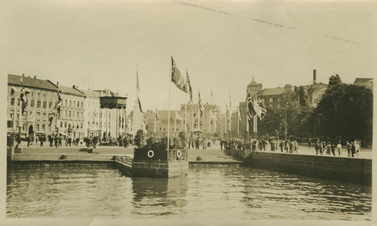 Roald Amundsens ankomst 1925. Rådhusbrygga, gamle honnørbrygga. Paviljong og flaggallé.