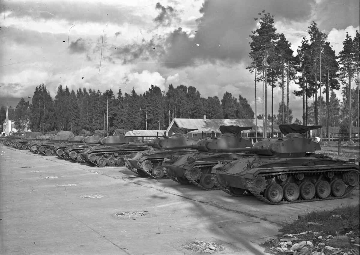 Stridsvogner. Sedsvoll eller Trandum. Ser ut som M24 Chaffee stridsvogner.