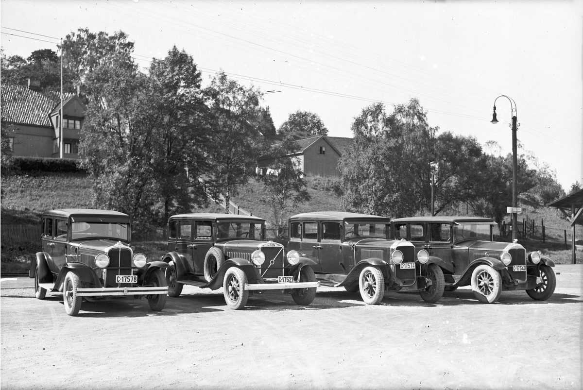 4 biler fra 20-30 tallet.