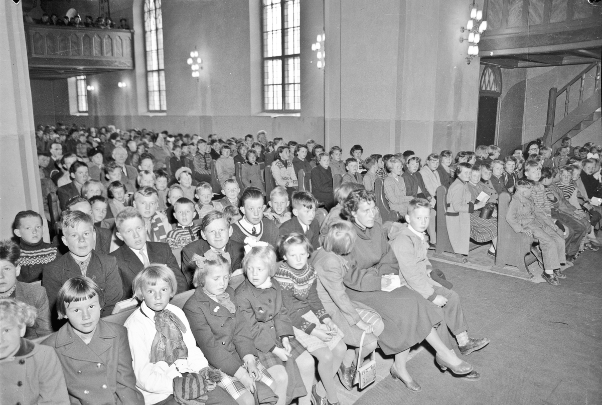 Eidsvoll Kirke ca. 1959. 
1-Arild Jensen, 2-Jan Tage Leonsen.