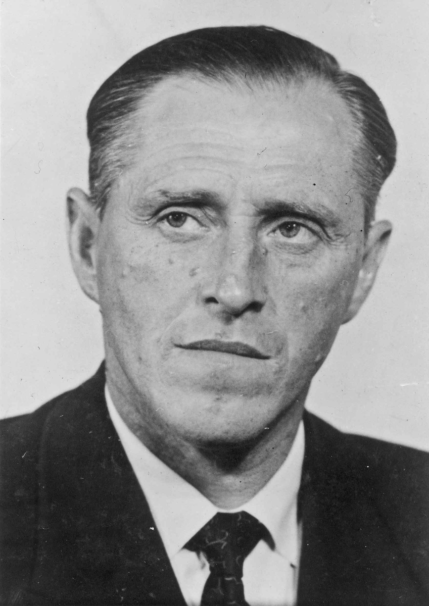 Helge Almeli. Formann i Feiring Arbeiderparti 1954. Varaordfører i Feiring 1948-51 og 1956-59.