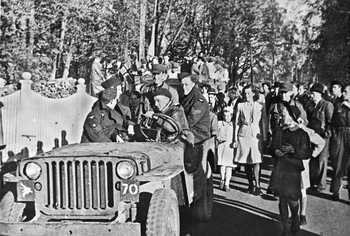 Soldater på en jeep etter frigjøringen i mai 1945.