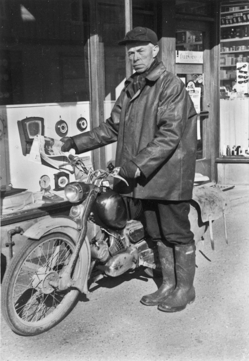Nils Pedersen fra Styri med sin Zündapp moped omkring 1960.
