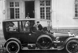 16. mai. Dronning Maud i bilen. Kong Haakon i bakgrunnen. Dr