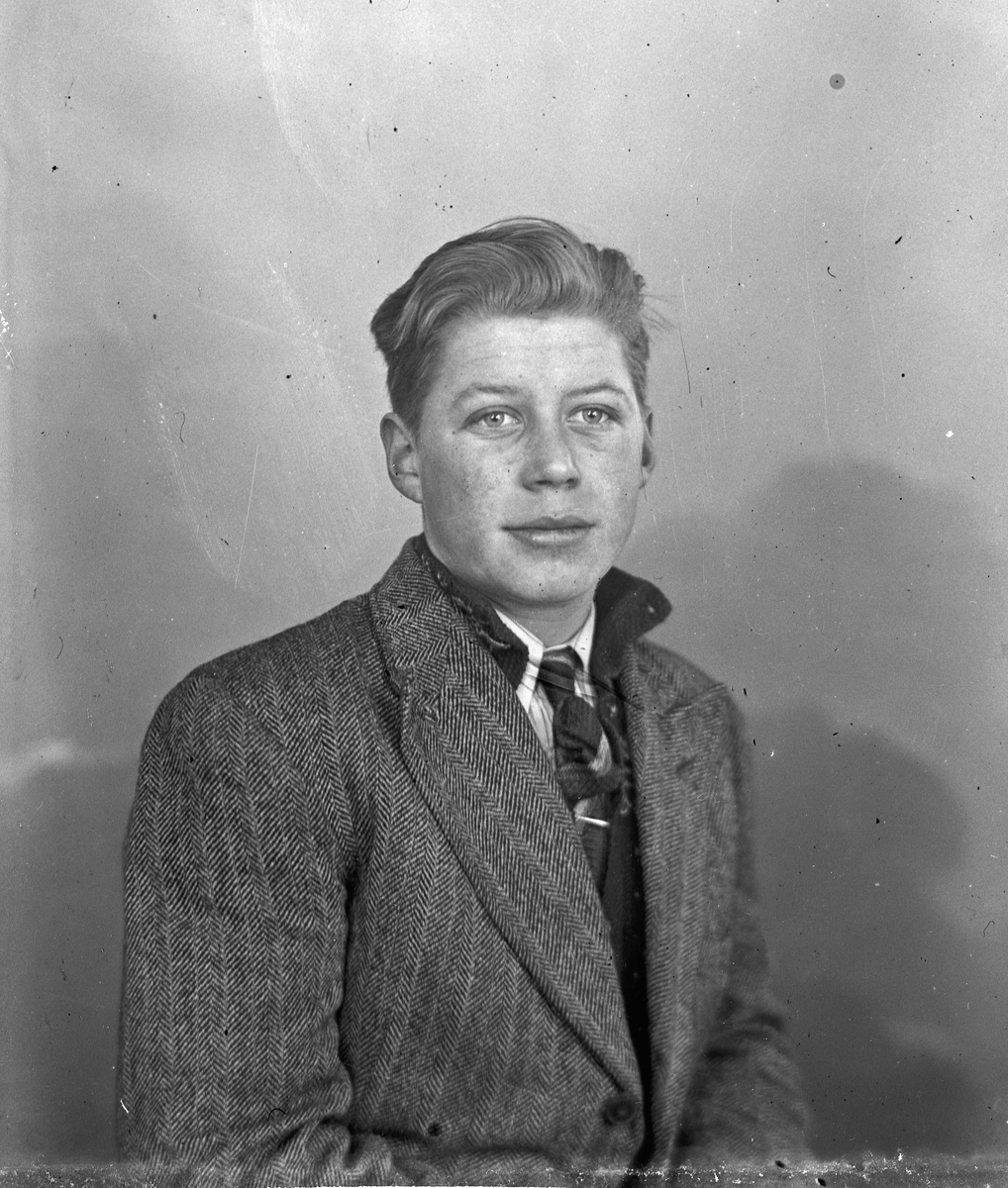 Gunnar Asakskogen fdt. 1925 el. 26 i Maura
15.02.2013:
Gunnar ble født i slutten av mai (26. tror jeg) i 1926 og døde i mars 2011.
Skrevet av: Runa Toftner
