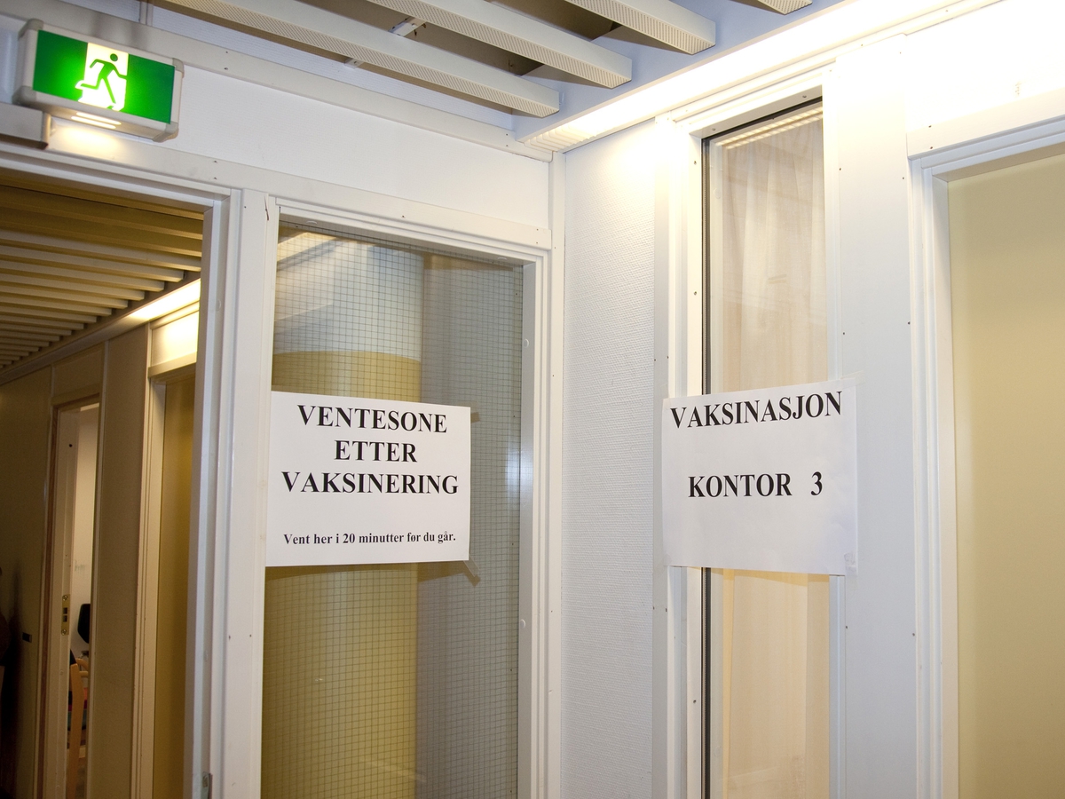 Svineinfluensa. Vaksinasjon mot svineinfluensa på Skedsmo Rådhus den 20.11.09.  Vaksinasjonsområde. Skilt på vaksinasjonskontor og skilt på venterom etter vaksineringen.