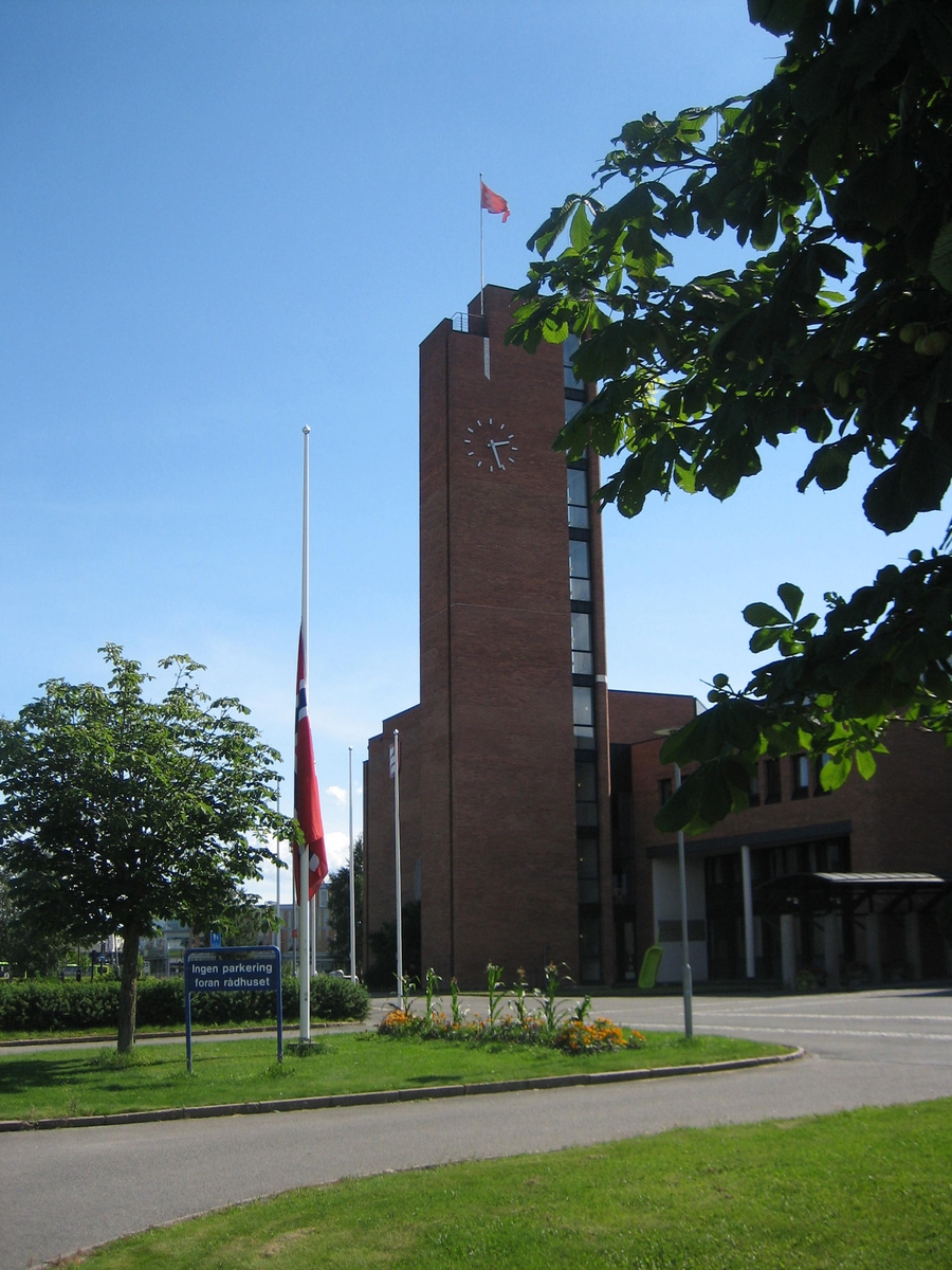 Minner etter terrorhandlingen den 22. juli 2011. Flagg på halvstang ved Skedsmo Rådhus den 29.07.11.