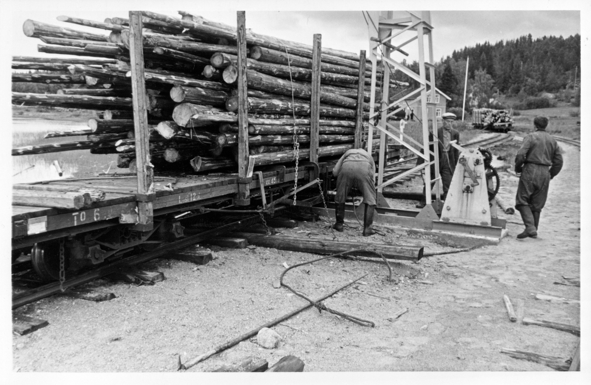 Lossing av tømmer på Skulerud brygge.