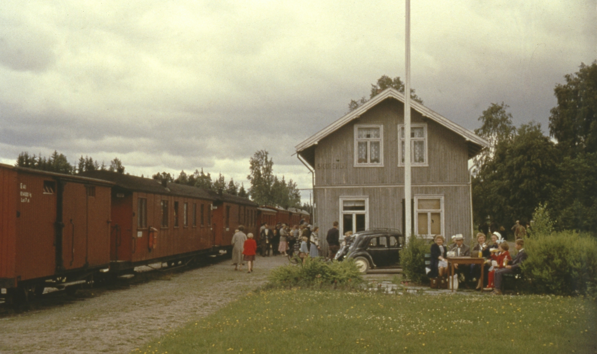 Tog 2058 til Sørumsand står på Skulerud for siste gang. Lokalbefolkningen har møtt frem for å ta farvel.