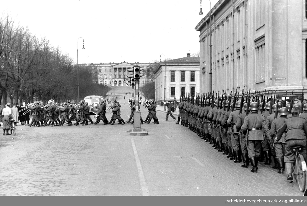9. april 1940..Tyske tropper marsjerer opp Karl Johans gate ved Universitetet med hornmusikk i spissen.