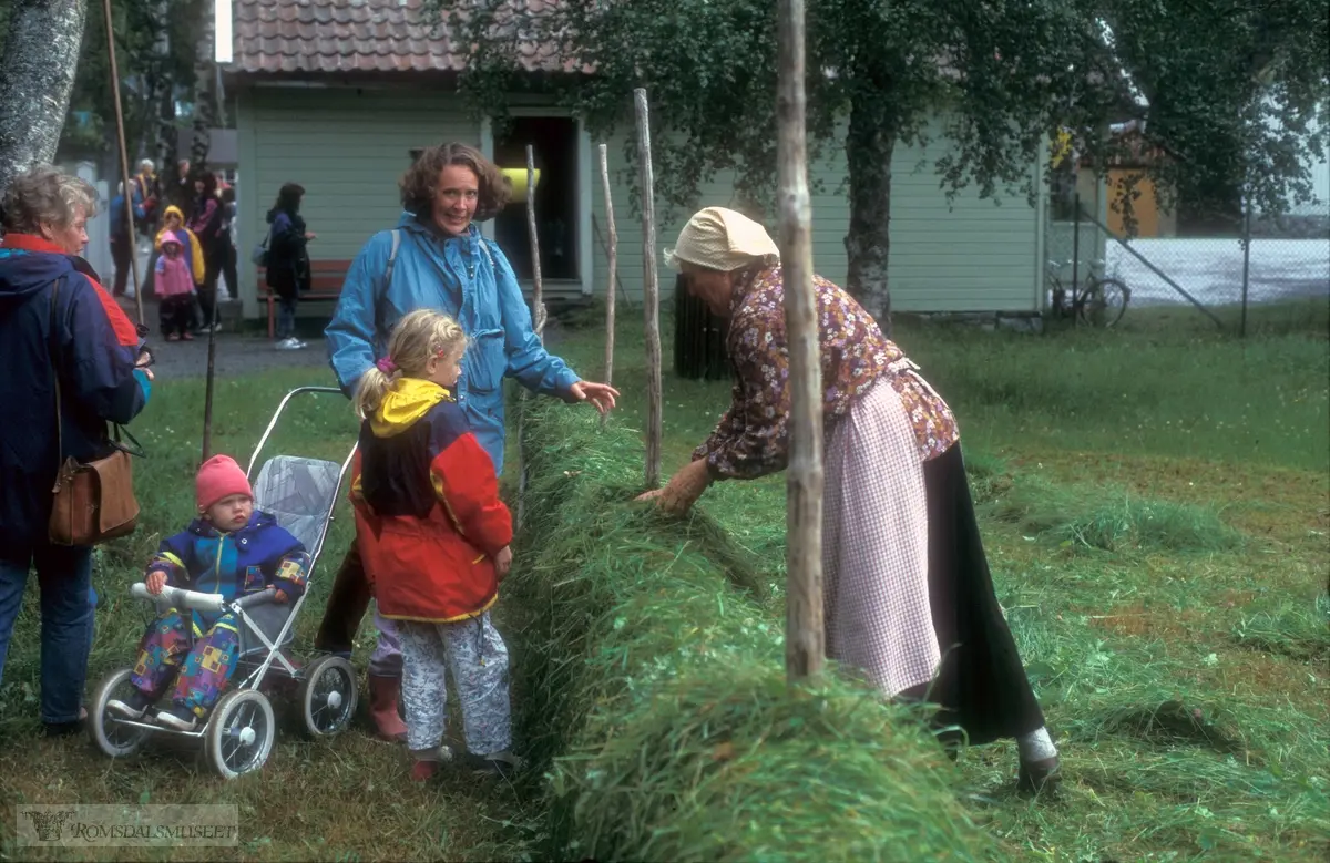 Olsok på Romsdalsmuseet i 1996. .Aktører fra Vistdal bondekvinnelag.
