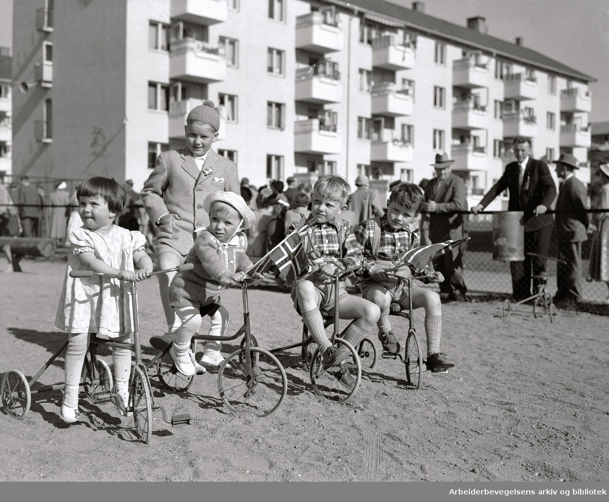Boligselskapene fester med de minste på Keyserløkka,.17. mai 1952