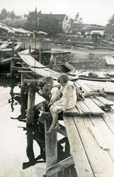 Fire barn på en brygge,.1930-35.