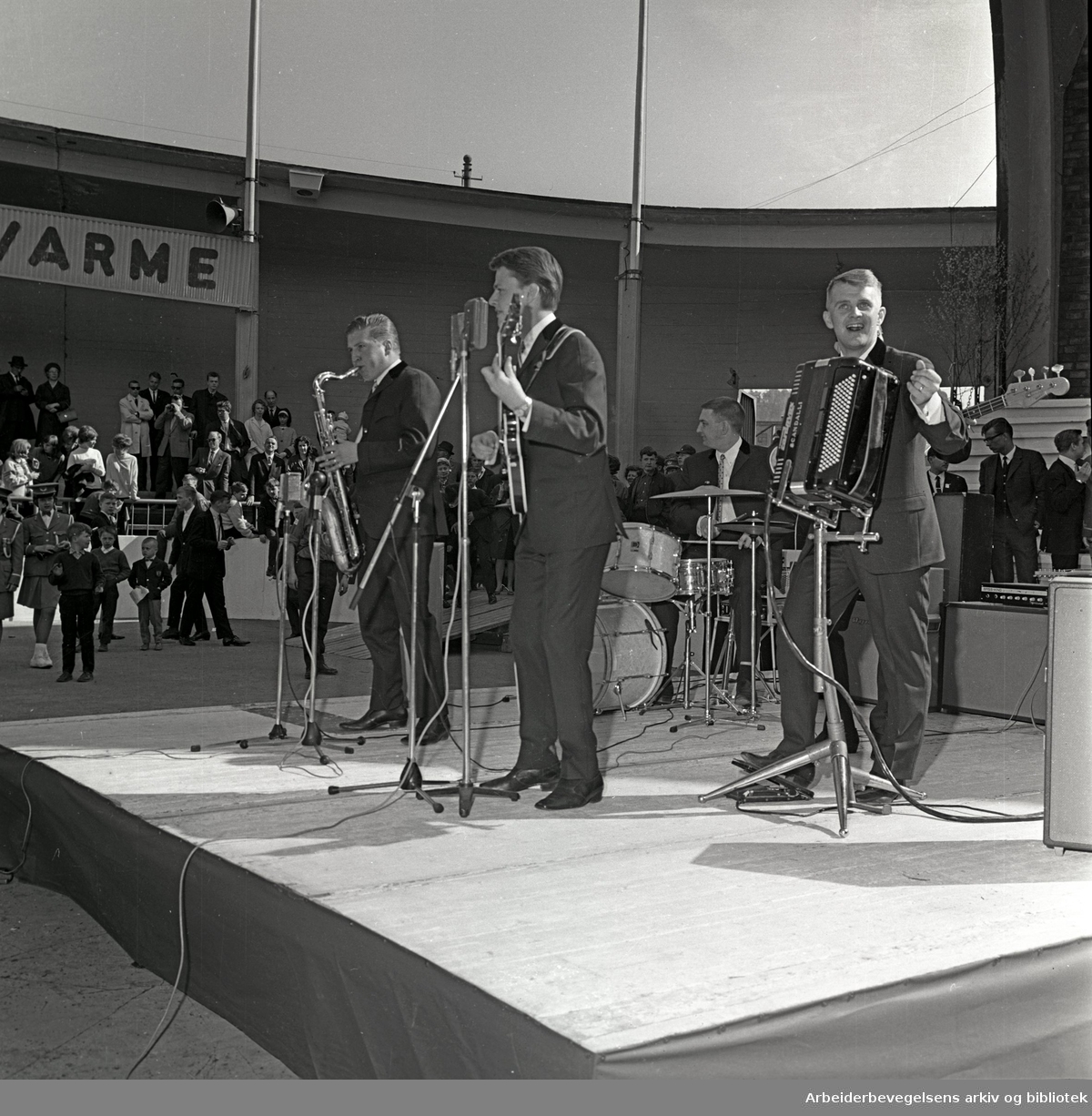 1. mai 1965 i Oslo.Framfylkingens arrangement på Jordal Amfi..Sven-Ingvars underholder.