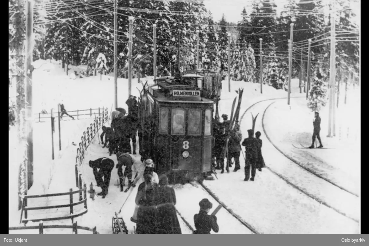 Ski og kjelker lastes av Holmenkollbanen. Vinter og snø