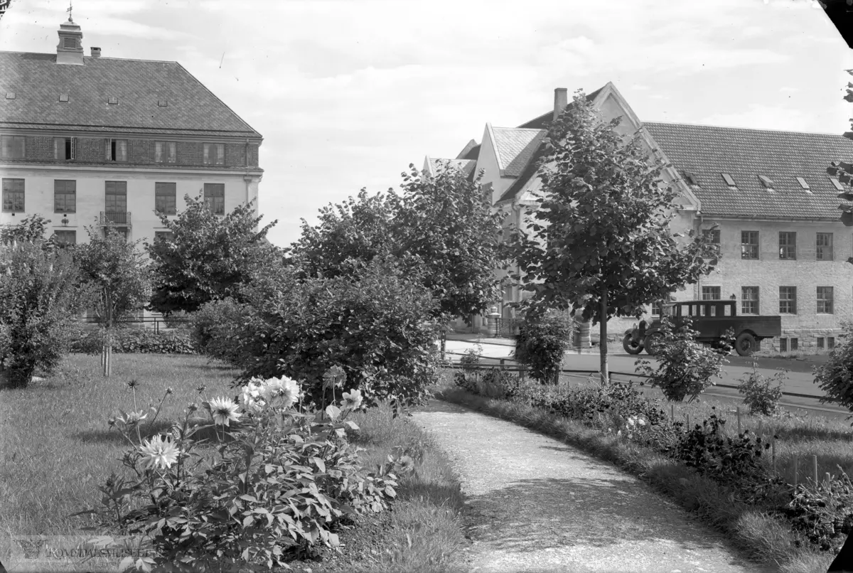 Gotfred Lies plass med P.Solemdals møbelfabrikk til høyre.