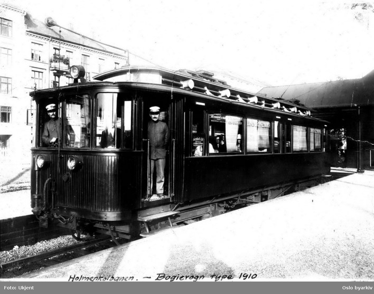 Holmenkollbanens 37, type 1910, som ny, med betjening oppstilt for fotografering.