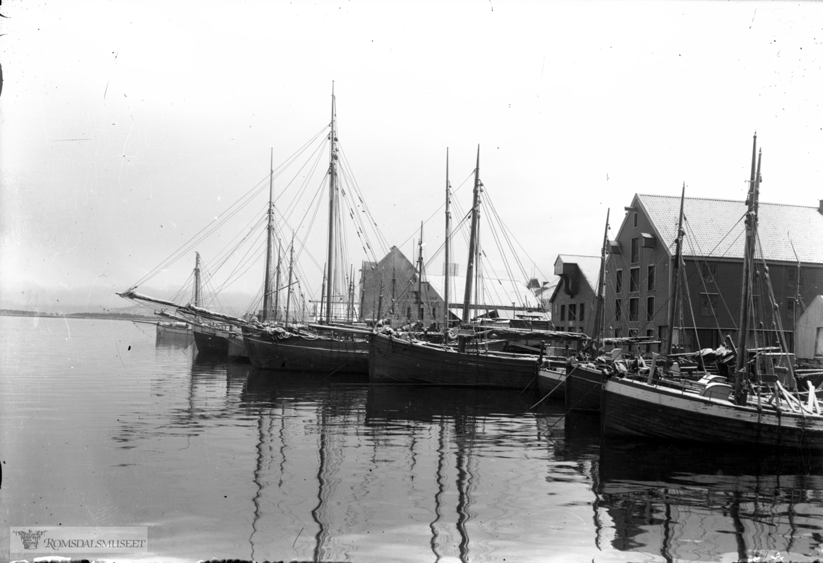 Båter på Molde havn. vinter.
