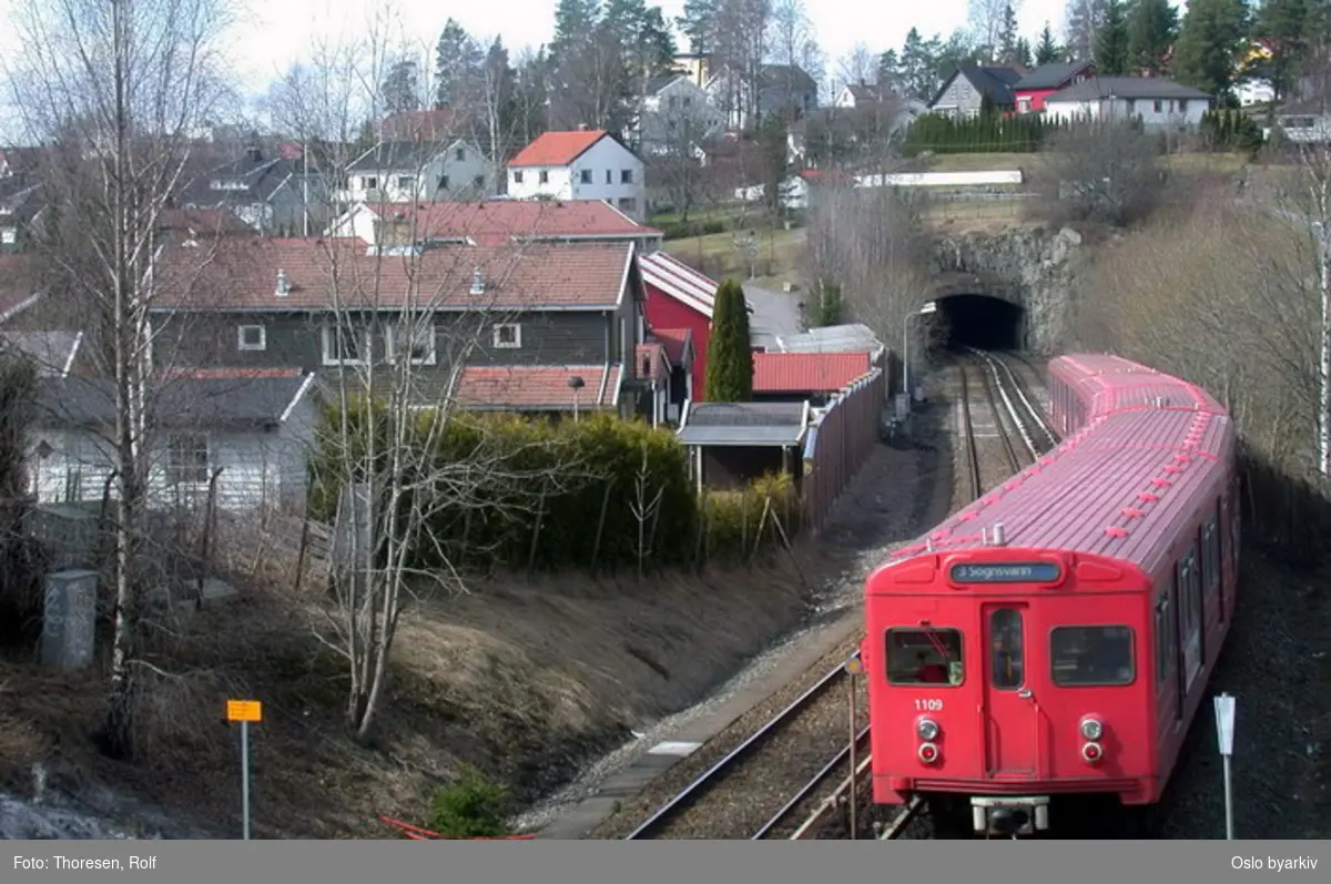 Oslo Sporveier. Østensjøbanen. T-banevogn 1109, serie T3, på linje 3 på vei mot Oppsaltunnelen.