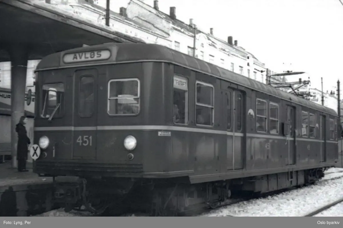 Oslo Sporveier. Første egentlige T-banevogn, serie T vogn 1, her tilhørende linje 14, Kolsåsbanen, som vogn 451 mot Avløs. Oppgående plattform ved Majorstuen stasjon. Vogna opphugget 1994.