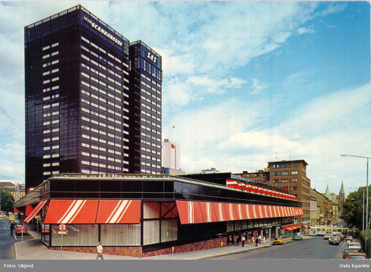 SAS-hotellet, hotell SCANDINAVIA, nåværende Radisson Blu hotell, Holbergs gate 30, sett fra St. Olavs gate. Trikk, biler. Postkort.