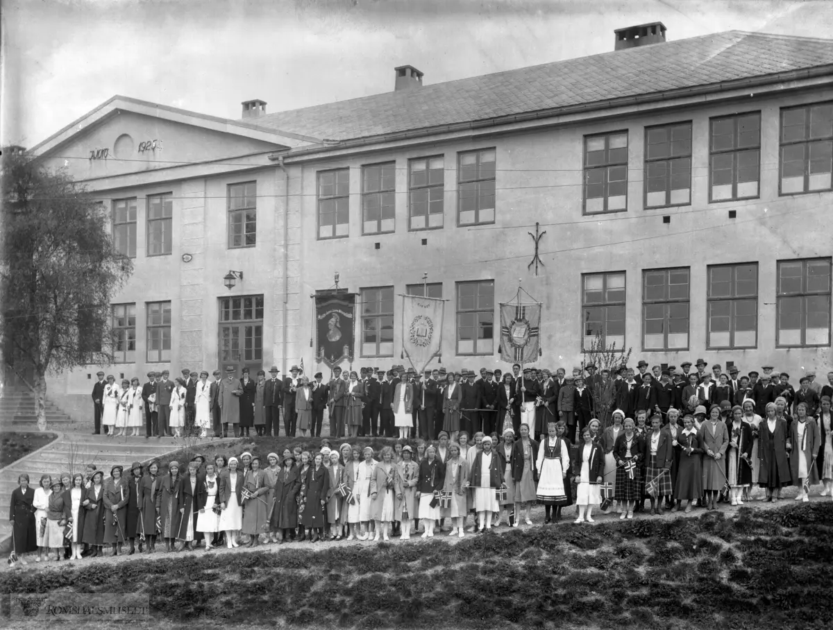 Molde Høgre skule 17 mai 1932. Molde kommunes høiere allmenskole.