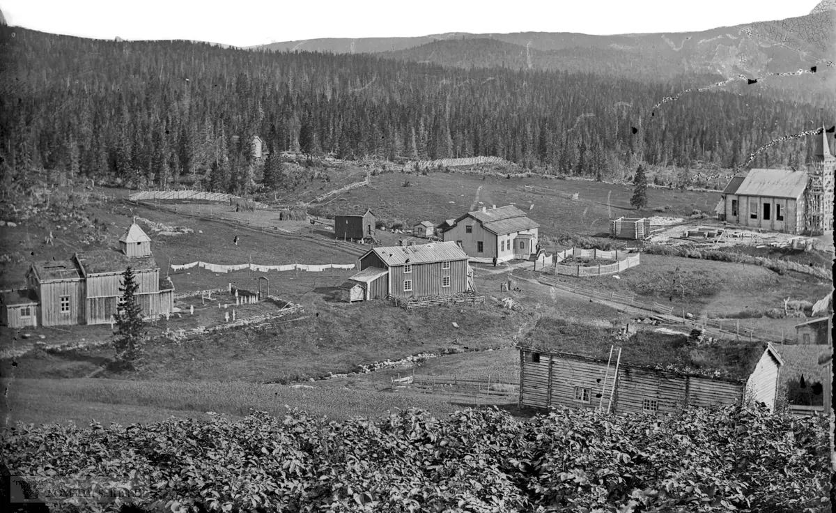 Den nye Hattfjelldal kirke fra 1868 ytterst til høyre i bildet. Til ...