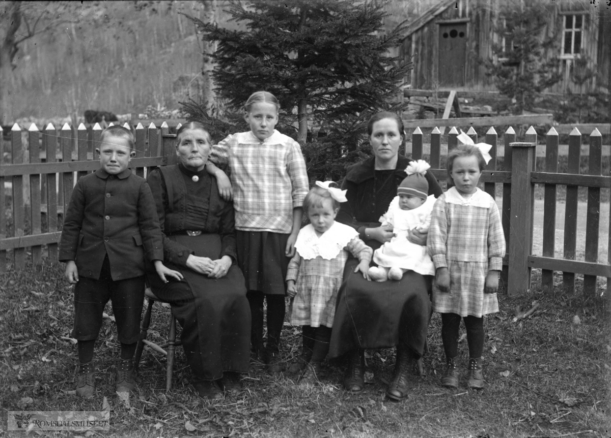 Beret Sæterbø og alle barna..(Edvard var i Amerika fra april 1896 til desember 1910)