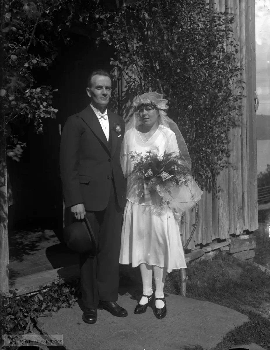 Brudeparet på Talsethagen før de rodde over fjorden for å gifte seg i Kleive kirke.