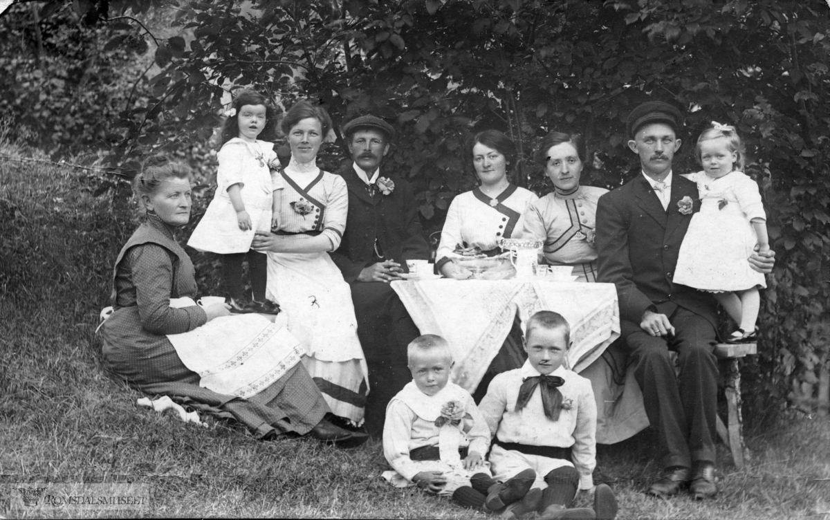 Familien Halstensen på besøk på Gyldenås.