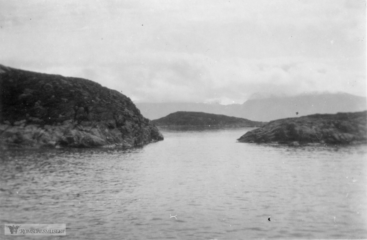 Utsikt fra Kubben og sydover..Vi ser til venstre Brattholmen og til høyre enden på Kuholmen, Holmen i midten kjenner vi ikke navnet på og i bakgrunnen ligger Otrøya.