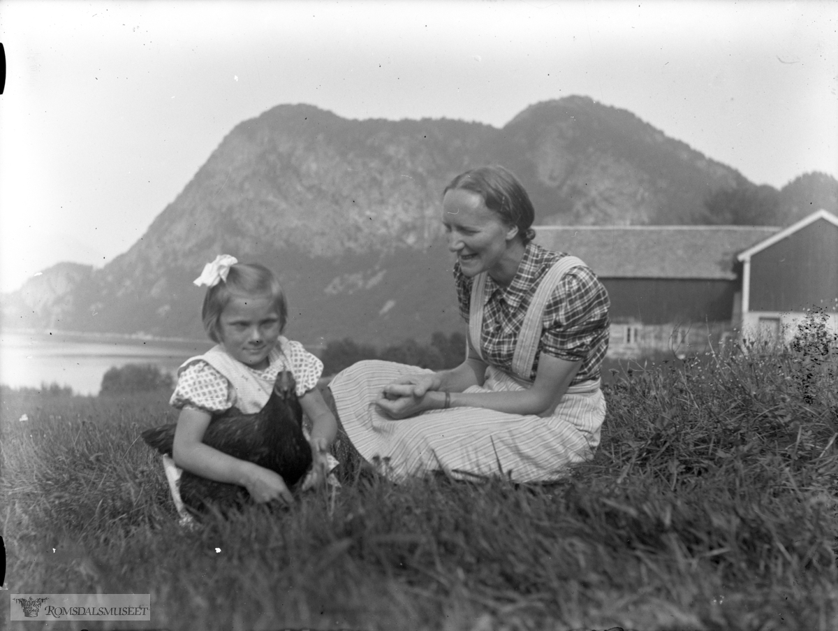 Alvhild Oterholm og Aud Oterholm..Alvhild var barneheimsstyrar i Finnmark under krigen..Aud vaks opp på barneheimen og ble adoptert av bror til Alvhild. Olav og kona Anna etter krigen..Hovdekollen med løa på Otervang i bakgrunnen.