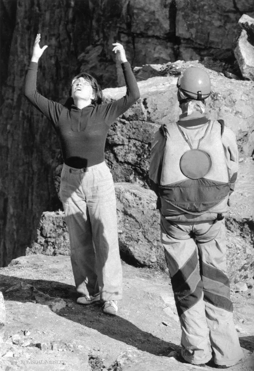 Fallskjermhopping fra Bruraskaret...Jean Boenish instruerer Erik Fenz om hoppstillinger. ."Hold hodet høyt er det viktigste", sa hun.
