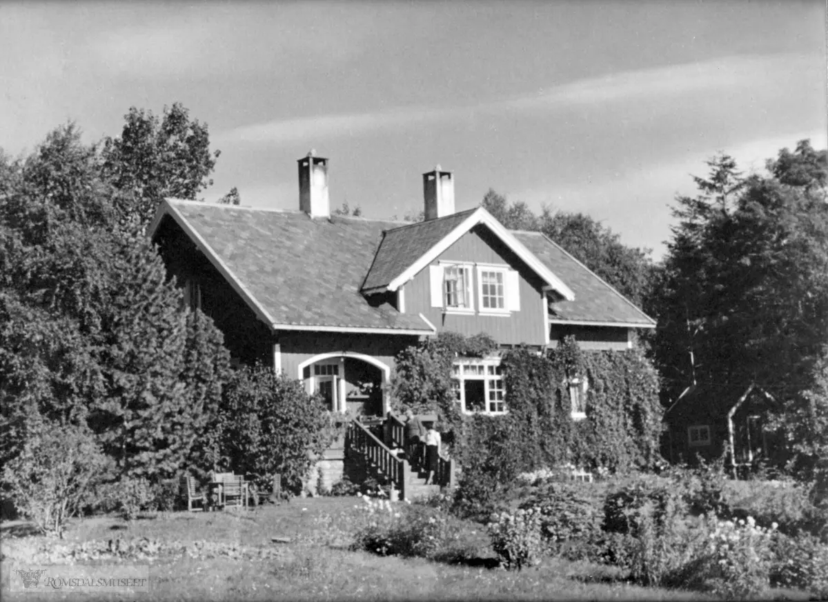 Familien Petterssons villa i Parkvegen "Nystuen"..Nystuen før den ble bombet 29.04.1940, et nytt hus ble bygd på de gamle murene. (Dette ble igjen revet ca år 2000).