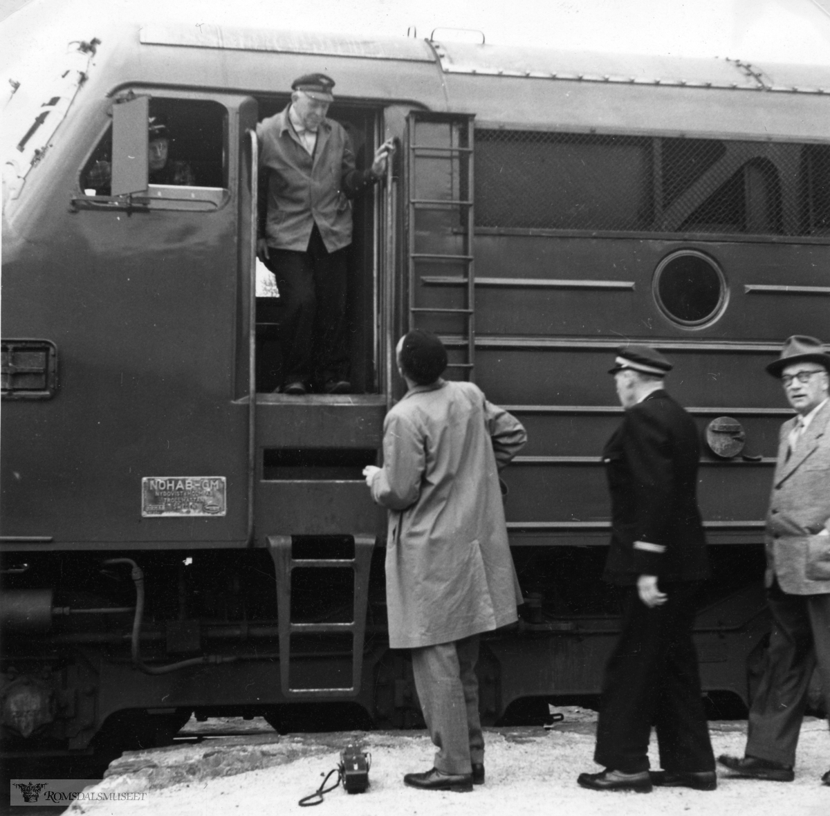 Nattoget Oslo-Åndalsnes morgenen 1.juni.1958, det første på Raumabanen med diesel-lokomotiv (3.605)...Lokomotivet var grønt.