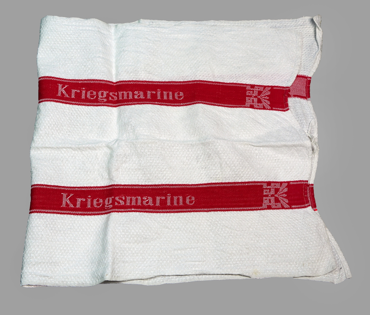 Røde render på langs med et symbol og teksten "Kriegsmarine"