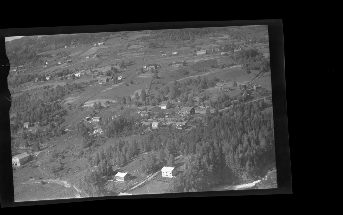 Flyfoto av Heslaområdet med Golreppen skule.
Bolighus og skule.