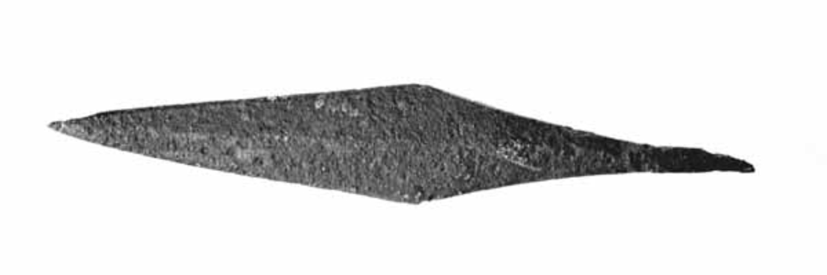 Pilespissen er bredest 6, 7 cm bakenfor spissen. Den er forholdsvis flat, med største tykkelse på 3 mm. 
Pilespissen ble funnet av giveren i september 1970 på Famphøgda kartref. Imsdalen 1818 II, 61 gr. 35" 2 x 10" 42. 
