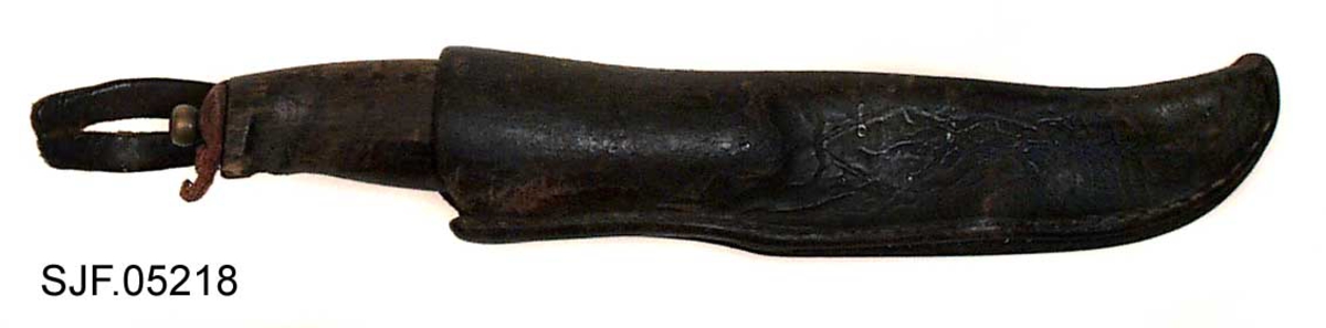 Tollekniv med slire, brukt av Martin og Mentz Venberget fra Venberget i Grune i Solør, like nord for Lundersæter i nabokommunen Brandval. De var tradisjonsbærere når det gjaldt neverarbeid. Noen av ferdighetene til Venberg-karene ble dokumentert av Tore Fossum fra Norsk Skogbruksmuseum i 1968. Denne kniven ble overlatt til museet etter at Martin Venberget var død.

Kniven er 20,9 centimeter lang, målt fra bladspissen til og med knappen i den bakre skaftenden. Sjølve bladet er 8,6 centimeter lang. Bredden, målt ved brystningen, innerst ved skaftet, er er drøyt 2,2 centimeter. Bladet er imidlertid nedslipt, så bredden på midten er 1,5 centimeter. Tjukkelsen, også den målt ved brystningen, er 2,8 centimeter. Bladet smalner noe framover mot spissen. Bladet har ingen stempler som kan fortelle hvem smeden var. Skaftet er lagd av tre, antakelig av bjørkevirke. Det er 11,2 centimeter langt. Skaftet er konvekst i lengderetningen og har et ovalt tverrsnitt. Den bakre enden buer mot skaftbuken, antaklig for å gi knivbrukerens lillefinger et godt grep om redskapet. Den fremre skaftenden er forsterket med en 1,7 centimeter bred messingholk med to gjennombrutte hull for skruer på hver «bredside». Knivbladet har en «tange» - en spiss jerntein som er tappet gjennom den sentrale delen av skaftet. Ytterenden av denne tangen stikker ut i den bakre enden av skaftet, der den er tappet inn på og klinket fast til ei messinghylse, en såkalt «knapp». På denne knappen sitter det en lærlapp, antakelig fra en stropp som skulle forebygge et knive skled uforvarende ut av slira. Denne stroppen er knekt.

Slira er sydd av brunsvart lær. Den er 17,3 centimeter lang. Opphenget inngår ikke i dette lengdemålet. Slira avspeiler formen på knivbladet. Den sida bladryggen skulle vende mot er slakt buet, men ikke på samme måte som den sida egglinja skal vende mot, som er tydelig konvekst buet. Slirelæret er randsydd på denne «eggsida». Noe av sømmen har raknet, men den øvre delen er intakt. Den øvre delen av slira, i cirka 7,5 centimeters lengde, har et «rundovalt» tverrsnitt. Den nedre delen, som skal skjerme det skarpe bladet, er mer «flattrykt». I den øvre enden, på baksida av sliremunningen, er det pånaglet en lærstropp som er drøyt 8 centimeter lang. I ytterenden av denne stroppen er det ei spalte, et knapphull, som ble brukt når knivstellet skulle festes i bukselinninga til knivbrukeren.