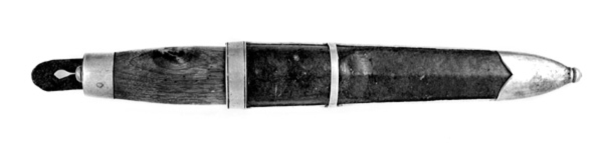 Kniven har trehvitt skaft og brun lærslire. Kniven er laget av Andreas Martinsen Flødsvee f. 1841. Han er far til Martin Tåsås som også var/er knivsmeder. 