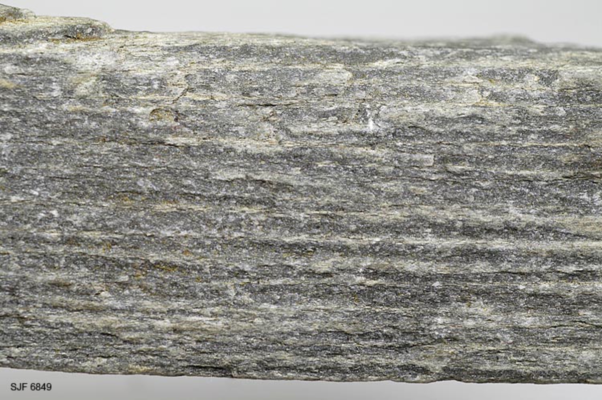 Brynesteinsemne funnet i brynesteinsbruddene i Eidsborg i Telemark. Det dreier seg om en stein av en grålig, finkornet bergart, 21,0 centimeter lang, 4,8 centimeter bred og 3,0 centimeter tjukk. Ettersom steinen er grovt tilhogd, har den ennå ikke fått den nesten fullkomment rektangulære formen det ferdige brynet helst skulle ha. Dette er trolig et vraket emne.