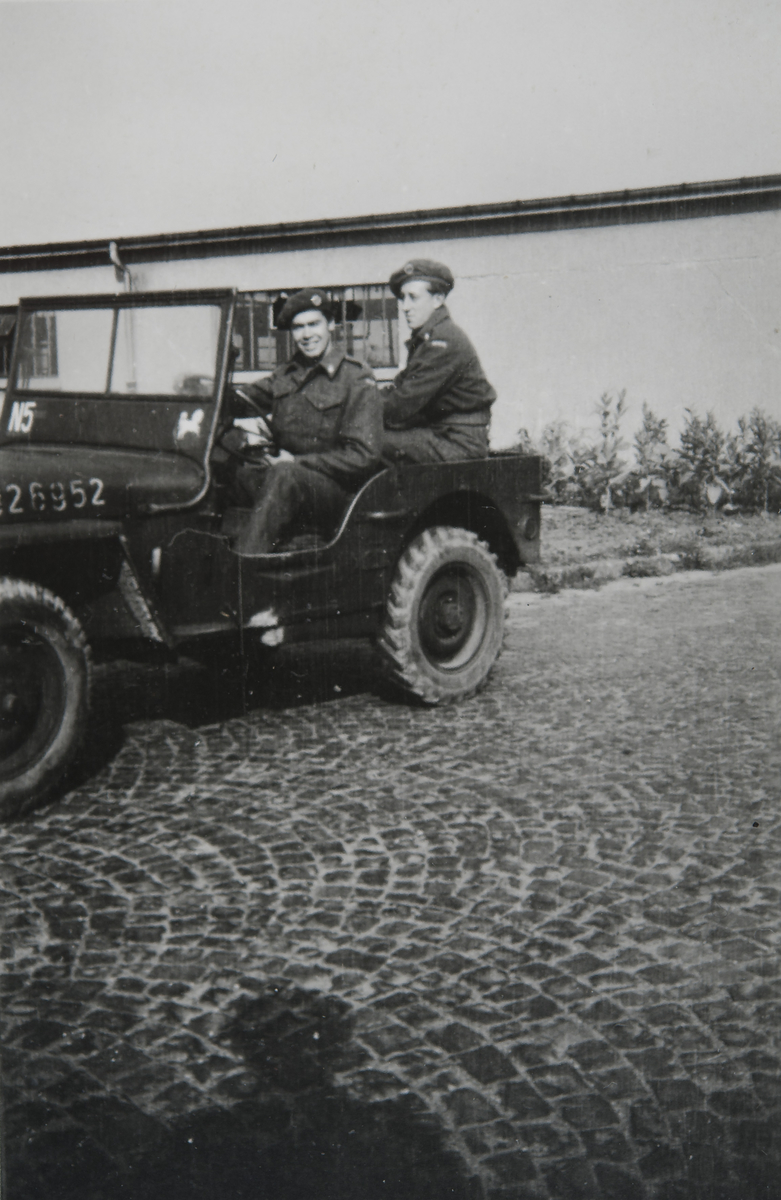 Brigadesoldater kjører Willys Jeep.